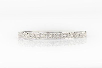 Bracelet rigide ouvrant en or gris sertie...
