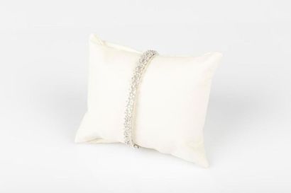 Bracelet rigide ouvrant en or gris sertie...