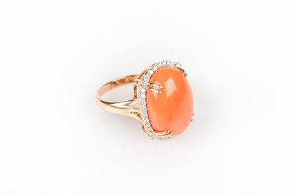 Bague en or sertie d'un corail cabochon ovale...