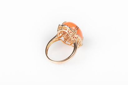 Bague en or sertie d'un corail cabochon ovale...
