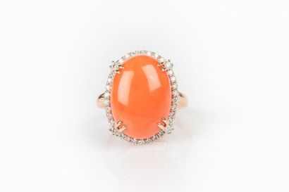 Bague en or sertie d'un corail cabochon ovale...