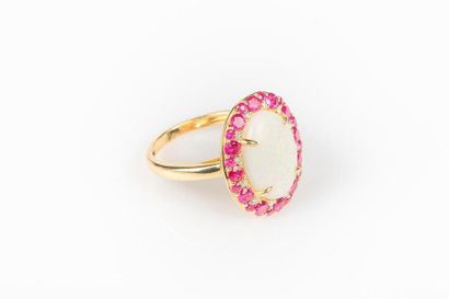 Bague en or sertie d'une opale dans un entourage...