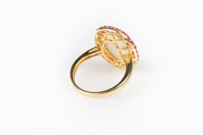 Bague en or sertie d'une opale dans un entourage...