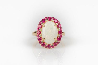 Bague en or sertie d'une opale dans un entourage...