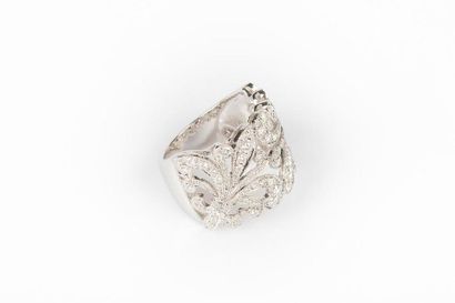 Bague en or gris à motif de deux fleurs de...