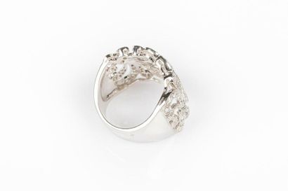 Bague en or gris à motif de deux fleurs de...