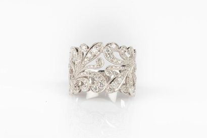 Bague en or gris à motif de deux fleurs de...