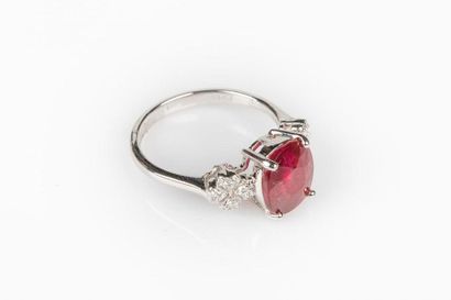 Bague en or gris sertie d'un rubis ovale...