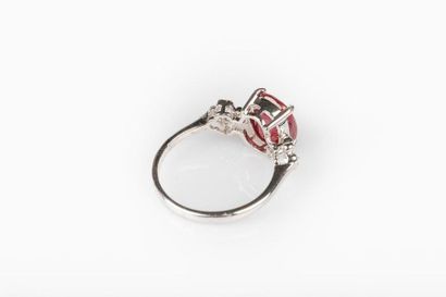 Bague en or gris sertie d'un rubis ovale...