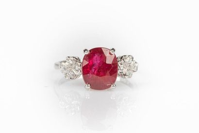 Bague en or gris sertie d'un rubis ovale...