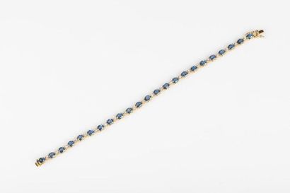 Bracelet en or de deux tons serti de saphirs...