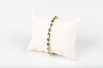 Bracelet en or de deux tons serti de saphirs...