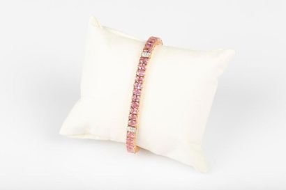 Bracelet ligne en or de deux tons serti de...