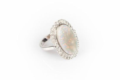 Bague en or gris sertie d'une importante...