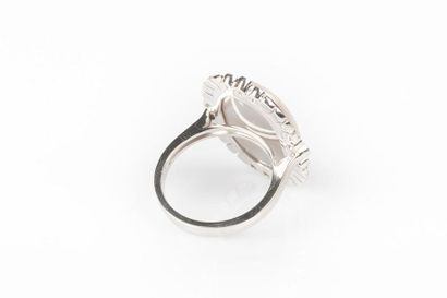 Bague en or gris sertie d'une importante...