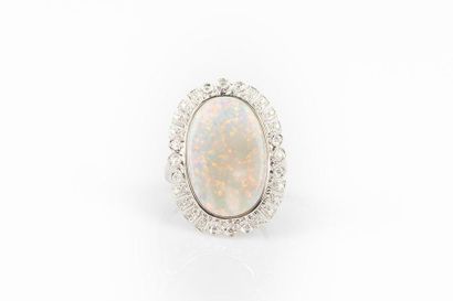 Bague en or gris sertie d'une importante...