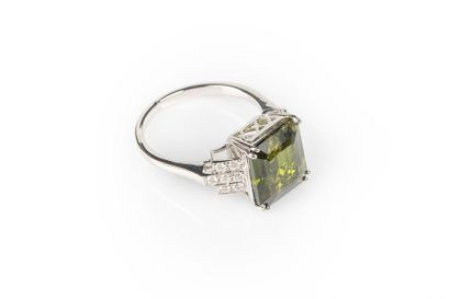 Bague en or gris sertie d'une tourmaline...