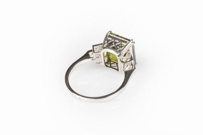 Bague en or gris sertie d'une tourmaline...