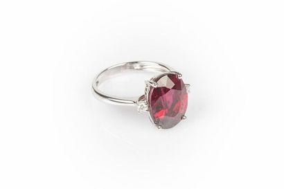 Bague en or gris sertie d'une rhodolite ovale...