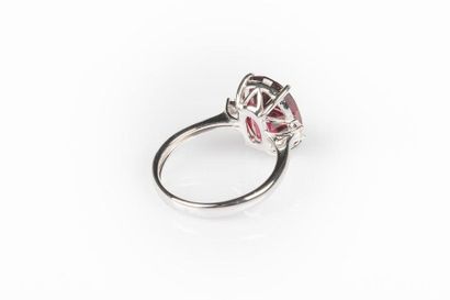 Bague en or gris sertie d'une rhodolite ovale...
