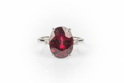 Bague en or gris sertie d'une rhodolite ovale...
