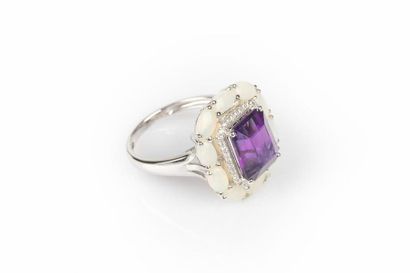 Bague en or gris sertie d'une améthyste dans...