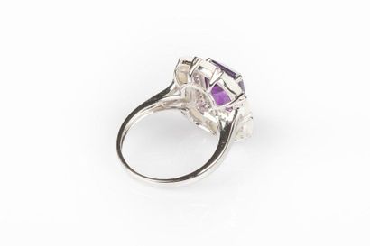 Bague en or gris sertie d'une améthyste dans...