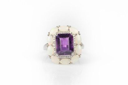 Bague en or gris sertie d'une améthyste dans...