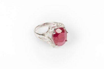 Bague en or gris sertie d'un rubis ovale...