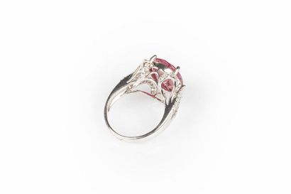 Bague en or gris sertie d'un rubis ovale...