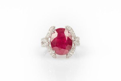 Bague en or gris sertie d'un rubis ovale...