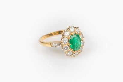 Bague en or sertie d'une émeraude ovale pesant...