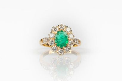 Bague en or sertie d'une émeraude ovale pesant...
