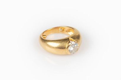Bague jonc en or sertie d'un diamant pesant...