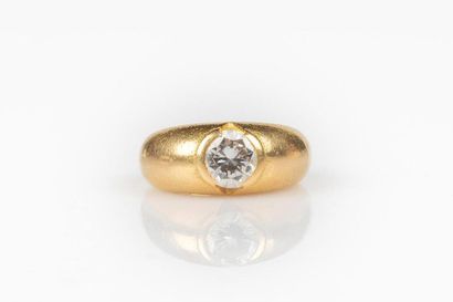Bague jonc en or sertie d'un diamant pesant...