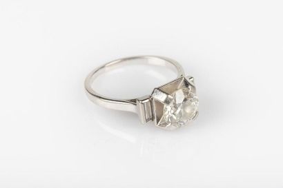 Bague en or gris sertie d'un diamant taille...