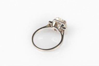 Bague en or gris sertie d'un diamant taille...