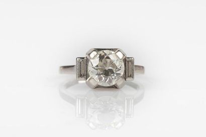 Bague en or gris sertie d'un diamant taille...