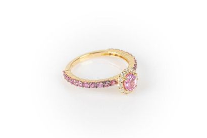 Bague en or sertie d'un saphir rose ovale...
