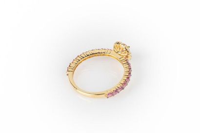 Bague en or sertie d'un saphir rose ovale...