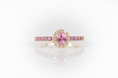 Bague en or sertie d'un saphir rose ovale...
