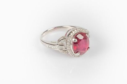 Bague en or gris sertie d'un rubis ovale...
