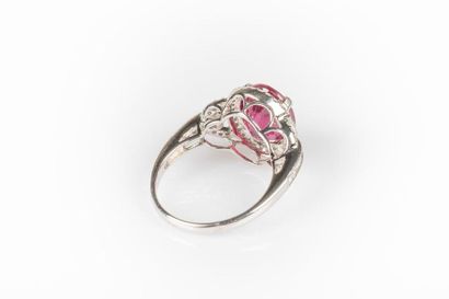 Bague en or gris sertie d'un rubis ovale...