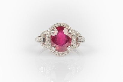 Bague en or gris sertie d'un rubis ovale...
