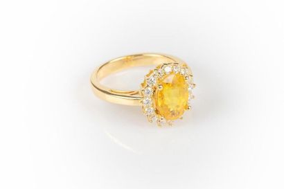 Bague en or sertie d'un saphir jaune ovale...