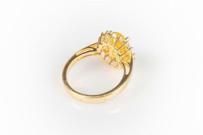 Bague en or sertie d'un saphir jaune ovale...