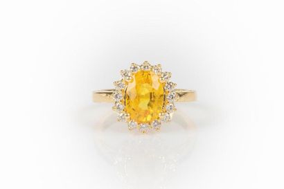 Bague en or sertie d'un saphir jaune ovale...
