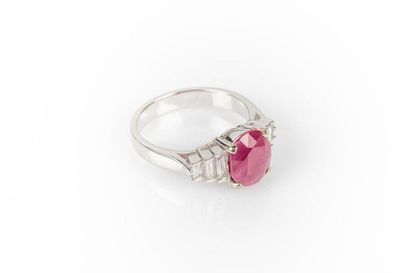 Bague en or gris sertie d'un rubis ovale...