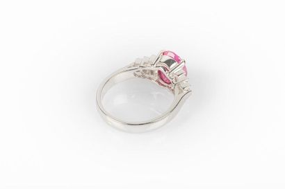 Bague en or gris sertie d'un rubis ovale...