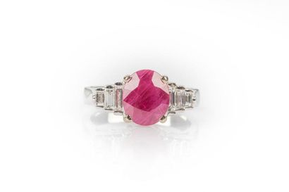 Bague en or gris sertie d'un rubis ovale...